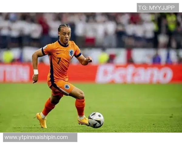 哈维西蒙斯：从青年才俊到足坛新星的成长之路与未来展望